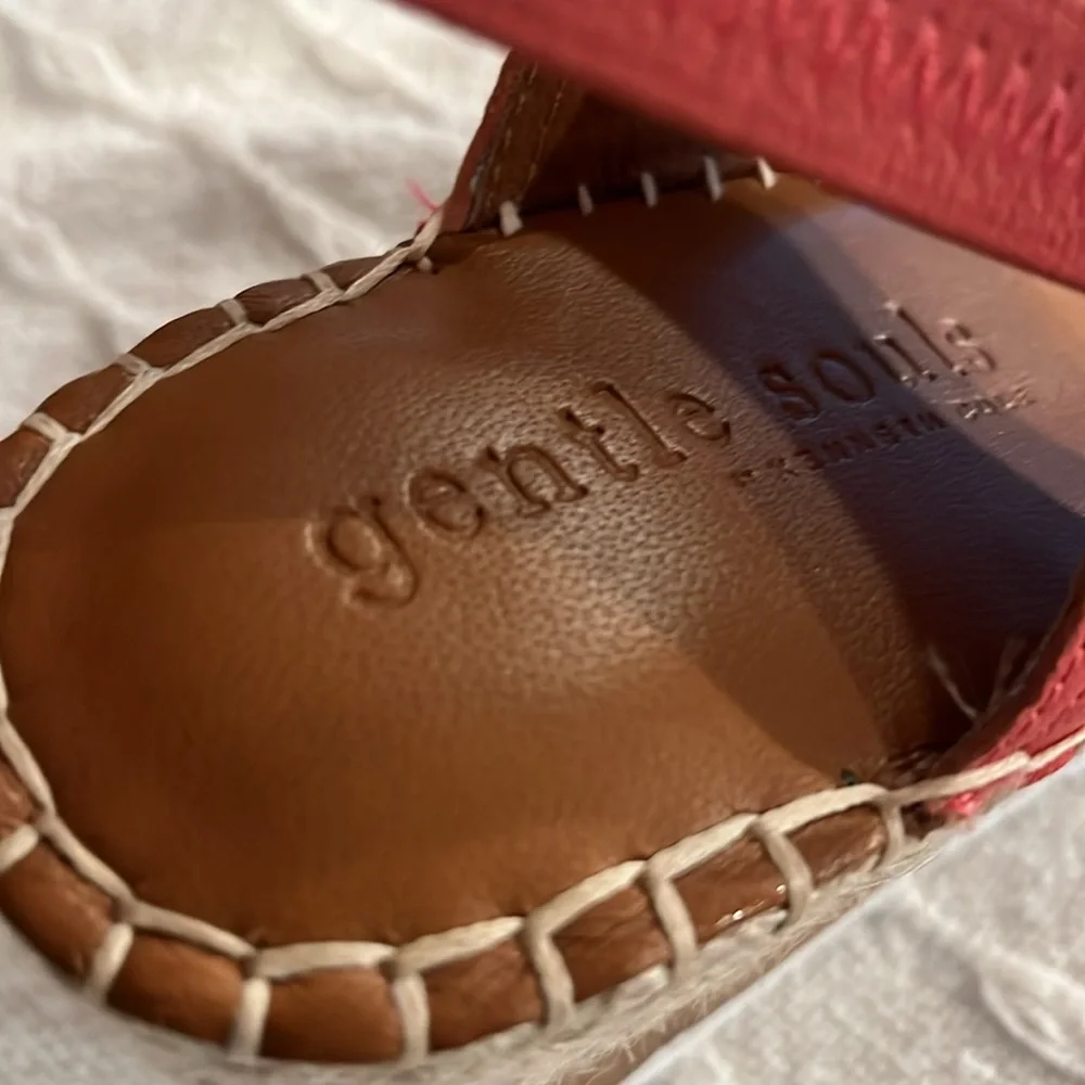 NWOT Gentle Souls Elyssa Wedge 2 Band Sandals. Ladies9.5. 3-1/2 Wedge heel.